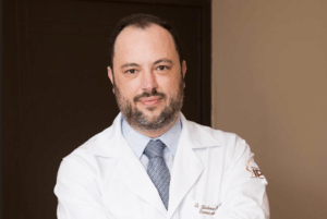 Otorrinolaringologista curitibano especialista em mudança de voz representará o Brasil em três congressos internacionais